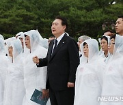 윤석열 대통령, '임을 위한 행진곡' 제창