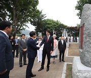 김동연 지사와 악수하는 쥐스탱 트뤼도 캐나다 총리