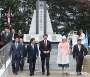 쥐스탱 트뤼도 캐나다 총리, 캐나다전투기념비 찾아 추모