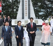 쥐스탱 트뤼도 캐나다 총리, 캐나다전투기념비 찾아 추모