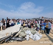 해수부, 양양 해변서 'G20 해변청소의 날' 개최