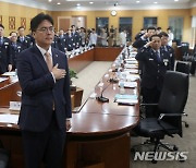 국민의례하는 윤태식 관세청장