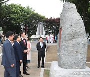 한국전 캐나다 기여 비석 보는 쥐스탱 트뤼도 캐나다 총리