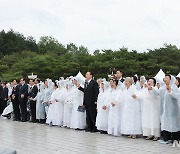 '임을 위항 행진곡' 제장하는 윤 대통령