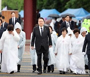 尹, 5·18민주묘역 쉼터 확장 지시 "유가족들 쉴 공간 확보"