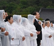 '임을 위한 행진곡' 제창하는 윤 대통령