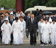 윤 대통령, 오월의 어머니들과 함께 입장