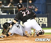 헤딩으로 홈 밀고 들어가는 이재원, 장성우 포수는 교체아웃 [사진]