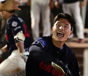 아웃에서 세이프로 정정되며 득점 인정된 윤동희, '기분 최고야' [사진]