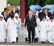 [속보] 尹, 5·18민주화운동기념식 2년 연속 참석… ‘오월의 어머니’들과 입장