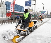 용인시, 도내 지자체 중 도로제설 대책 '으뜸'···보행로 제설기 '눈에 띄네'