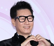 지석진, 생활고 겪는 우쥬록스 직원들 위해 사비 털어 임금 지원