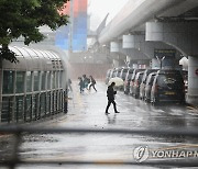 제주·남부지방 중심 비…제주·남해안 강풍 더해져 '비바람'