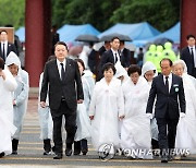 오월어머니회와 함께 입장하는 윤석열 대통령