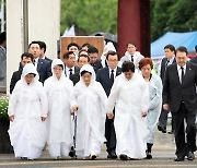 오월어머니회와 함께 입장하는 윤석열 대통령