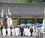 오월어머니회와 함께 입장하는 윤석열 대통령