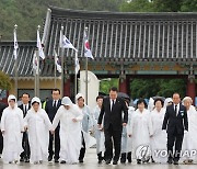 오월어머니회와 함께 입장하는 윤석열 대통령