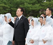 윤석열 대통령, '님을 위한 행진곡' 제창