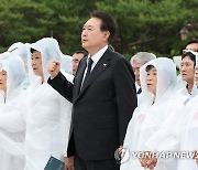 윤석열 대통령, '님을 위한 행진곡' 제창