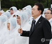 님을 위한 행진곡 제창하는 윤석열 대통령