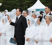 님을 위한 행진곡 제창하는 윤석열 대통령