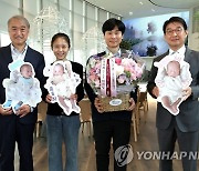 초산 자연분만 네쌍둥이 탄생 축하하는 이기일 1차관