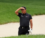 벙커샷 후 볼의 방향 살피는 최경주