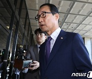 [뉴스1 PICK]'돈 봉투 의혹' 이성만 의원 검찰 출석···"돈 준 사실 없다"