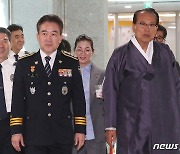 토론회 참석하는 윤희근 경찰청장과 김호일 대한노인회장