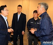 장현국 대표와 인사 나누는 김성원 단장