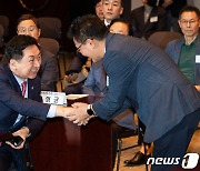 인사 나누는 김기현 국민의힘 대표와 김동훈 한국기자협회장