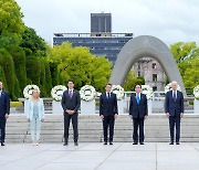 [포토] 평화 기념 공원 헌화 뒤 사진 촬영하는 G7 정상들