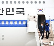 [포토] G7 정상회의 열린 日 도착한 尹대통령 내외