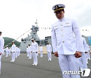 해군 호위함 '천안함' 취역식 거행...묵념하는 장병들