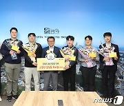 김홍규 강릉시장, 자녀 출생 직원 격려·축하 물품 전달