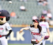 [포토]‘부부의 날’ 시구하는 김초롱 아나운서