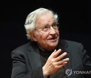 "어떻게 시대의 양심이"…촘스키, 성범죄자 수억원 자문료 파문