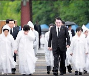 [사진] ‘오월 어머니’ 함께 입장하는 윤 대통령