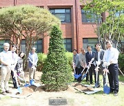 이장호 군산대 총장, 전주교대 개교 100주년 기념수 식재