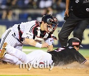 [MD포토] 박동원 '태그는 완벽하게'