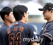 [MD포토] 문동주 '채은성, 김서현 축하 받는 깔끔한 투구'