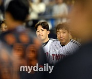 [MD포토] 김현수-임찬규 '채은성은 역시 잘해'