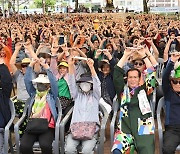 음성품바축제 '천인의 엿치기'