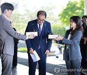 인사하는 '전당대회 돈봉투 의혹' 무소속 이성만 의원