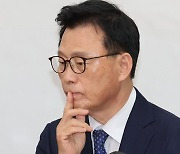 최고위원회의 참석자 발언 듣는 박광온 원내대표