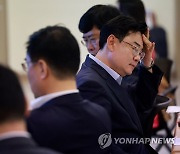 장현국 위메이드 대표 브리핑 듣는 김성원 코인게이트 진상조사단장