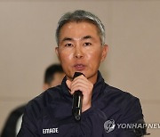 브리핑하는 장현국 위메이드 대표