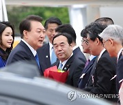 G7 정상회의 참석차 히로시마 도착한 윤석열 대통령 내외