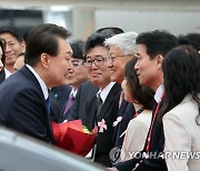 영접 인사들과 악수하는 윤석열 대통령