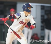 롯데, 다시 1위로…SSG와 '유통 대전'서 승리(종합)